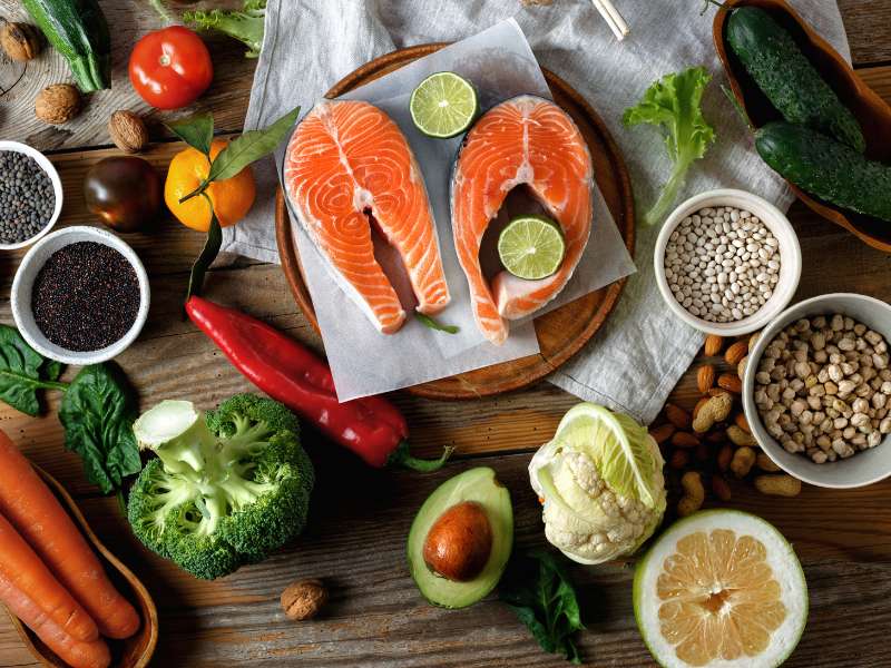 Mesa com diversos alimentos saudáveis